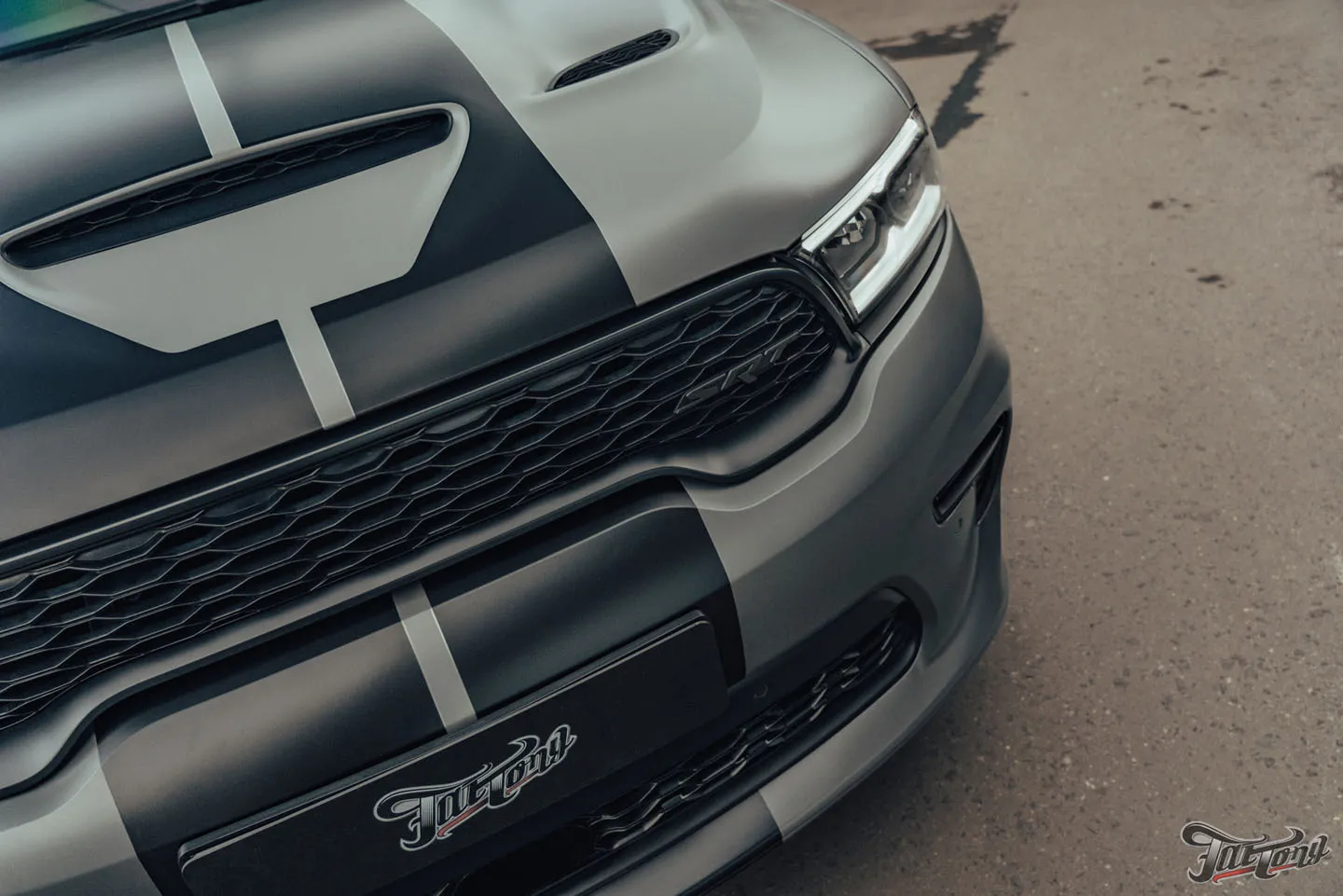 Оклейка Dodge Durango SRT матовым полиуретаном, обработка керамикой, фирменный шиномонтаж на стендах Hunter